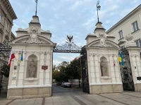 Varşova Üniversitesi Girişi.jpg