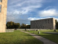 Dresden Teknik Üniversitesi Bahçesi.jpg