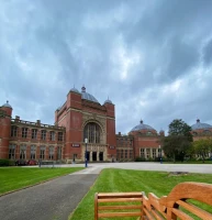 Birmingham Üniversitesi Bahçesi.jpg