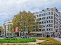 Viyana Teknik Üniversitesi Bahçesi.jpg