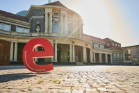 Hamburg Üniversitesi Giriş Kısmı.jpg