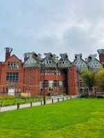 De Montfort Üniversite Bahçe.jpg