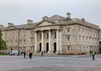 Trinity College Dublin Dış Görünümü.jpg