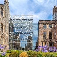 Bristol Üniversitesi Bahçesi.jpg