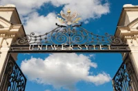 Varşova Üniversitesi Giriş Kapısı.jpg